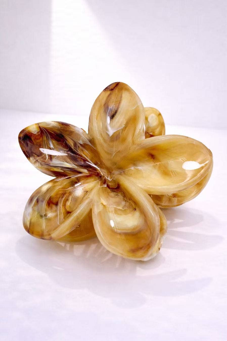 YH26 flower-shaped hair clip: Camel
